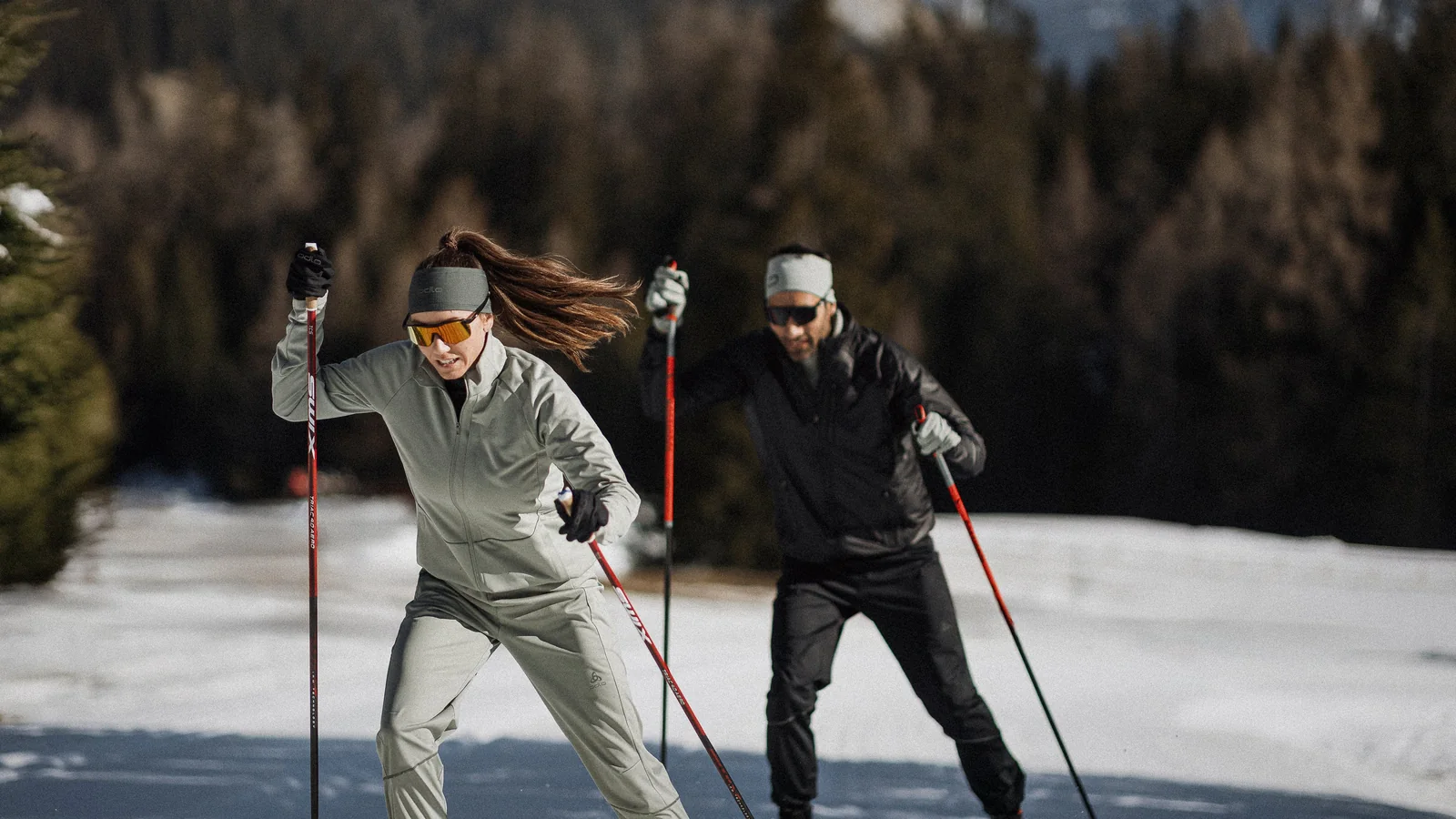 Wintersportkleding in de sneeuw